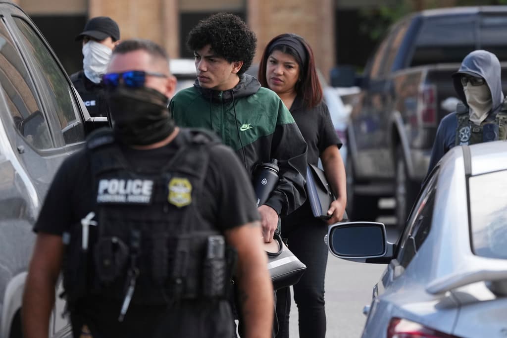 Un hombre y una mujer 
<b>nacidos en Venezuela</b> también salieron detenidos el lunes de su cita en la corte migratoria. Junto a la madre peruana y sus hijas, fueron trasladados al 
<b>centro de procesamiento de ICE en Crosspoint</b>. Allí se decidiría en cuál de los 21 centros de detención de ICE en Texas serían ingresados.