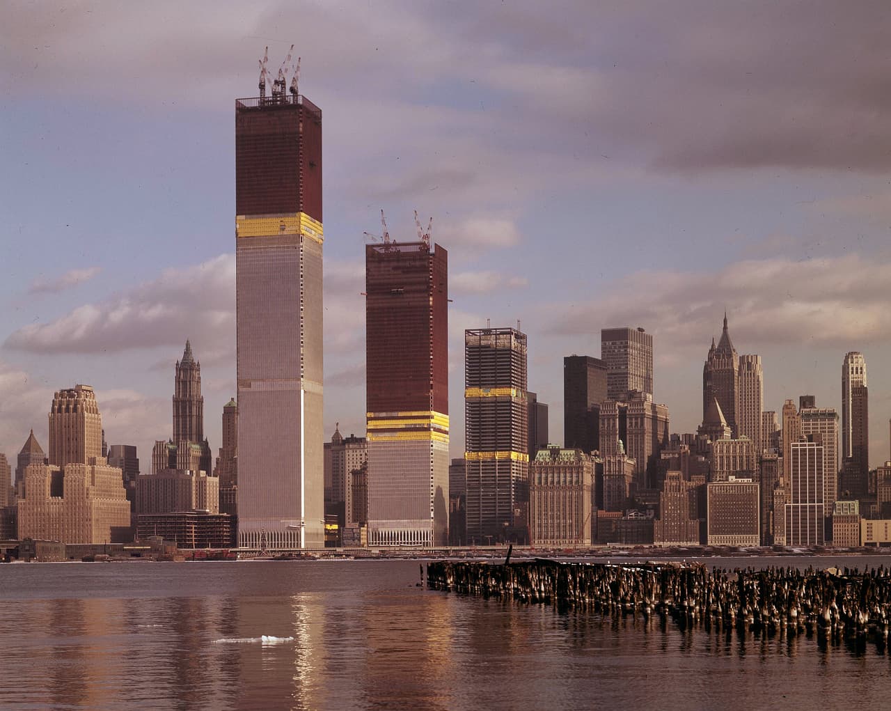 Las torres gemelas en construcción en 1970. La edificación de las nuevas torres reuniría niveles sin precedentes de innovación en el diseño y destreza en la ingeniería.
<br>
<br>El esqueleto de acero con una poderosa estructura central y otra exterior se hizo para que si una columna fallara el peso se distribuyese a las demás.