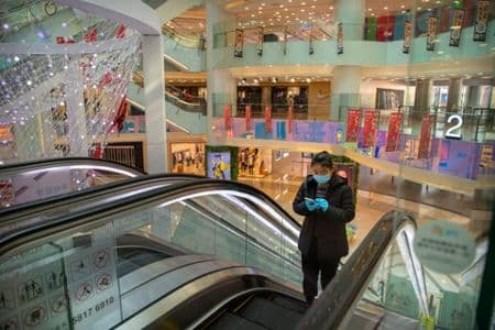 <b>Los centros comerciales:</b> Como consecuencia del coronavirus, los centros comerciales actualmente parecen pueblos fantasmas. Si van a sobrevivir tendrán que ofrecer una experiencia de compra mucho más diversa, con bibliotecas, consultorios médicos y otras atracciones. En la imagen: un centro comercial vacío en Beijin, China.