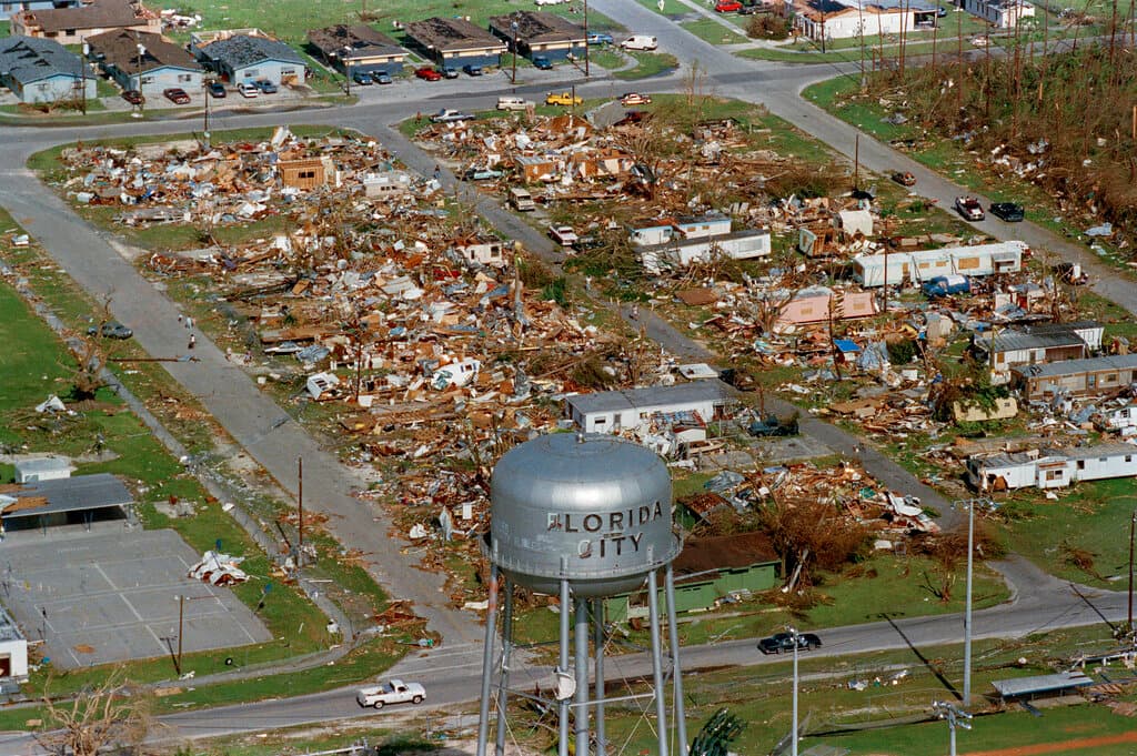 Esta torre de agua, mostrada el 25 de agosto de 1992, un punto de referencia en Florida City, Florida, sigue en pie sobre las ruinas de la comunidad costera de Florida que fue golpeada por la fuerza del huracán Andrew.