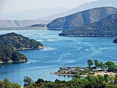 <b>Silverwood Lake</b>
<br>Este lago es un largo embalse en el condado de San Bernardino, al sur de California, ubicado en el río West Fork Mojave. Fue creado en 1971 como parte del Proyecto Estatal del Agua por la construcción de la Presa Cedar Springs. Ofrece múltiples actividades acuáticas y campestres. Puedes acampar y traer tu propio bote.
<br>
<b>Dirección</b>: 13990 Sawpit Canyon Rd, Hesperia, CA, 92345
