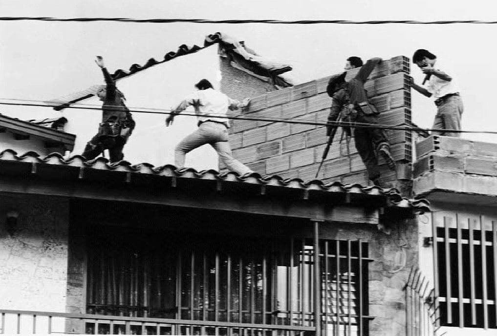 <b>La caída del Cartel de Medellín. </b>A finales de la década de 1980 el Cartel de Medellín comenzó a ser desmantelado y varios de sus líderes resultaron muertos o extraditados a los Estados Unidos.
<a href="https://www.univision.com/shows/aqui-y-ahora/conocido-como-loco-mujeriego-y-adicto-carlos-lehder-tambien-aspiraba-a-ser-politico-video"> <u>En 1987 fue extraditado a Estados Unidos primer narcotraficante colombiano: Carlos Lehder</u></a>, cofundador del Cartel de Medellín.
<br>
<br>La fotografía muestra el operativo 
<a href="https://www.univision.com/noticias/narcotrafico/la-hermana-de-pablo-escobar-pide-perdon-a-20-anos-de-la-muerte-del-capo-colombiano"><u>donde fue muerto Pablo Escobar</u></a>, luego de años prófugo de la justicia.
<a href="https://www.univision.com/noticias/narcotrafico/en-fotos-desde-la-reina-del-pacifico-hasta-el-chapo-los-narcos-que-han-terminado-presos-en-eeuu-fotos"> <u>Vea aquí la lista de los narcos que han terminados presos en Estados Unidos</u></a>