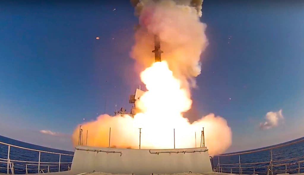 En esta imagen de archivo de 2017 se puede ver el lanzamiento de un misil de crucero de largo alcance Kalibr, disparado desde un barco ruso en el mar Mediterráneo hacia un objetivo en Siria, contra Estado Islámico.