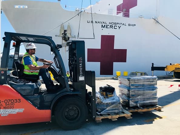 A bordo del Mercy trabajan casi 1,000 militares, junto con 76 marineros civiles. De acuerdo con el 
<br>Capitán de la Marina John Rotruck, dos tercios del personal a bordo del buque son médicos y otro tercio no médico para "apoyar la misión de atención al paciente".