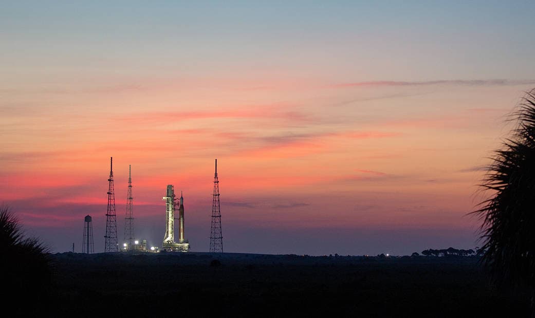 El programa 
<a href="https://www.univision.com/local/orlando-wven/estamos-un-poco-frustrados-decepcion-entre-quienes-esperaban-el-lanzamiento-de-la-mision-artemis-i-hacia-la-luna-video">Artemis ha despertado una emoción popular</a> que no logran arrancar las misiones de iniciativa privada, según comentaban a los medios quienes se desplazaron para contemplar el primer intento de lanzamiento. La 
<b>nostalgia por el programa Apolo de la NASA</b> también está presente: han pasado 50 años desde la última vez que una misión tripulada fue a la Luna, en 1972.