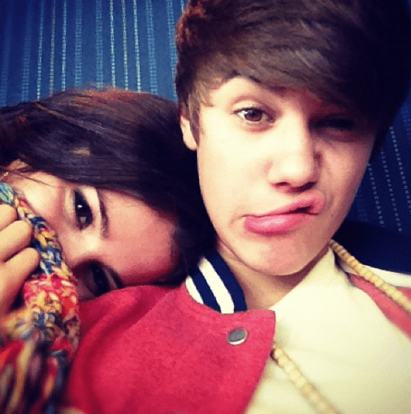 Justin Bieber y Selena Gómez comenzaron una relación en el 2010, cuando fueron vistos agarrados de la mano por primera vez en Filadelfia.