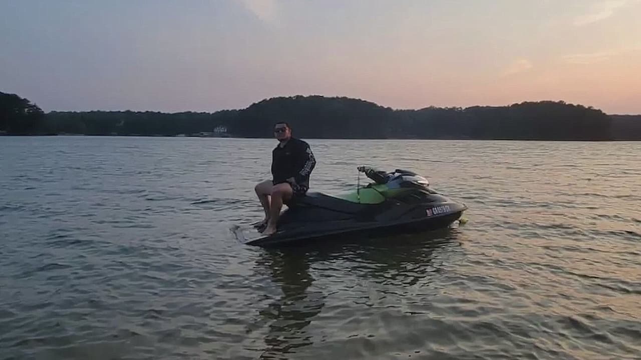 Walter Juárez Guardado, de 37 años, desapareció el sábado 21 de octubre por la tarde cuando presuntamente saltó de una moto acuática e intentó nadar hasta la orilla en el Lago Lanier. Su cadáver fue encontrado este lunes por los cuerpos de rescate. "Donde sea que estuviera él, creo que era el más conocido de aquí de Georgia. Todos lo conocen: futbolista, era buen jugador. Sus hobbies ahora eran el jet ski, los caballos...", dijo en entrevista su padrastro.