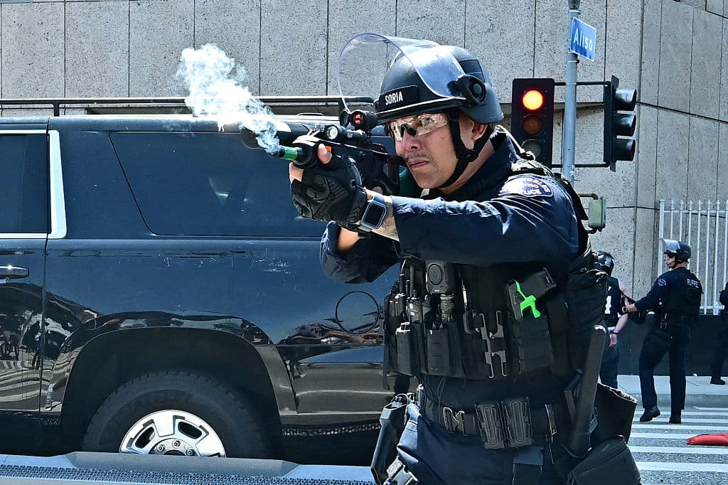 Violencia en protestas migratorias en Los Ángeles deja heridos a reporteros de Australia y Reino Unido