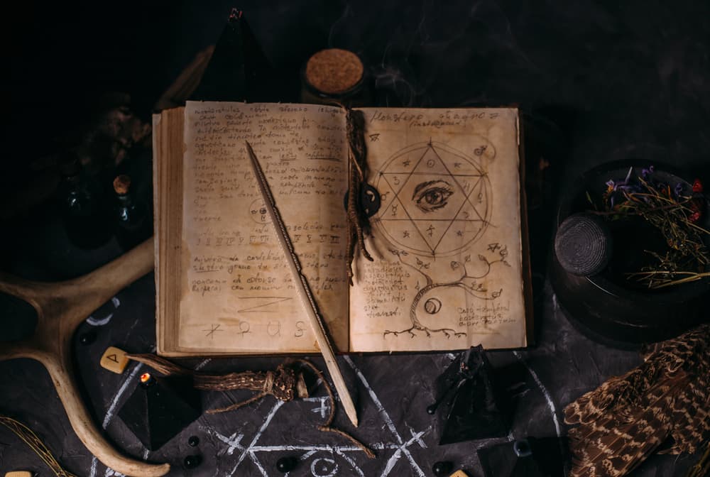 Los amuletos y talismanes son objetos a los cuales se les atribuye poderes especiales mágicos y que supuestamente son capaces de brindar suerte, protección, amor, dinero, prosperidad o inclusive mala suerte, terror y la muerte, dependiendo de su uso.