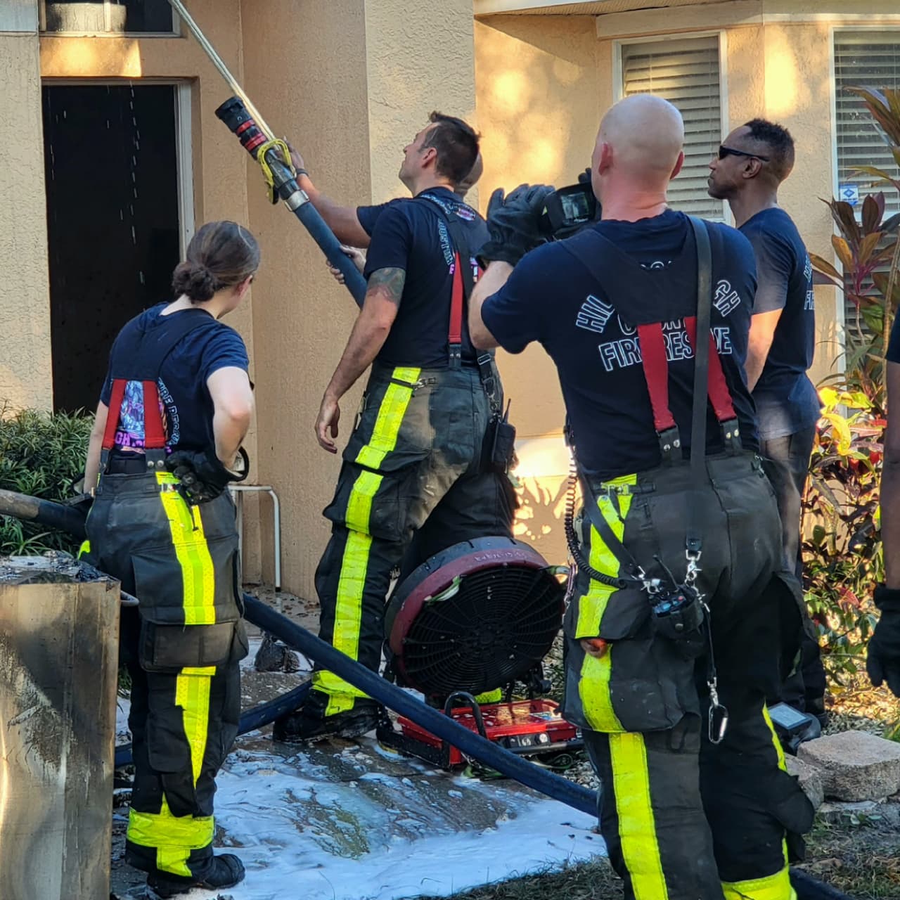 Un garaje se incendió y las llamas consumieron tres vehículos, incluyendo una motocicleta, en Riverview, en la Bahía de Tampa. El fuego se originó la tarde del 8 de octubre cuando el residente de la vivienda cambiaba la bomba de gasolina de uno de los automóviles. El Departamento de Bomberos del condado Hillsborough acudió a sofocar las llamas y no se reportaron personas lesionadas.