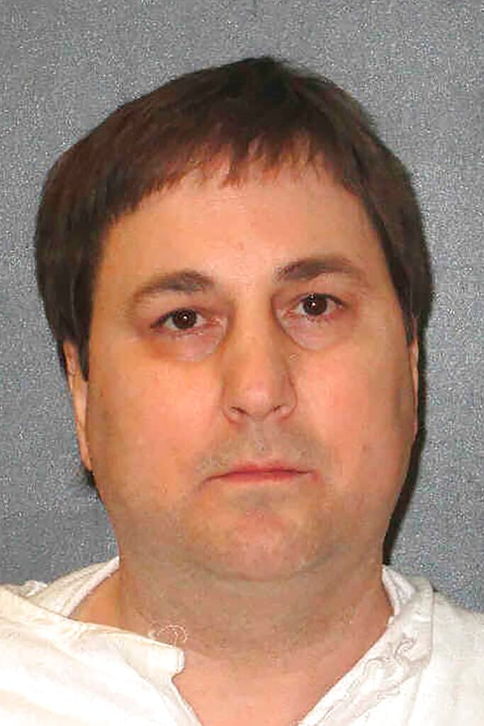 <h2 class="cms-H2-H2">Stephen Barbee</h2>
<br>
<b>Fecha de ejecución:</b> 16 noviembre 2022
<br>
<b>Lugar de ejecución: </b>Texas
<br>
<br>Fue condenado por 
<a href="https://www.univision.com/noticias/estados-unidos/texas-ejecuta-stephen-barbee-mato-exnovia-hijo">matar a su exnovia embarazada Lisa Underwood</a>, de 34 años, y su hijo Jayden. Ambos fueron asfixiados en su casa en Fort Worth. Más tarde fueron encontrados enterrados en una tumba poco profunda en el cercano condado de Denton.
<br>
<br>Barbee fue el quinto recluso ejecutado este año en Texas y el último recluso programado para recibir la inyección letal este año en el estado.
<br>