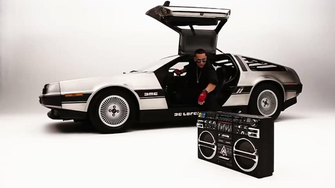El 
<b>Delorean DMC12</b>, modelo que sirvió de base para 
<b>uno de los autos más famosos de la historia del cine del siglo XX</b>, llevaba un 
<b>motor Renault V6 de 2.8 litros</b>, con 155 caballos de fuerza, que lo llevaban de 0 a 62 millas por hora en aproximadamente 11 segundos. Por supuesto, era más veloz para viajar en el tiempo.