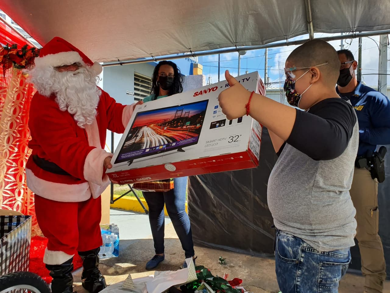 Todo el personal del Distrito de Quebradillas, formó parte de esta iniciativa para hacer felices a estas familias especiales que tanto lo necesitan.