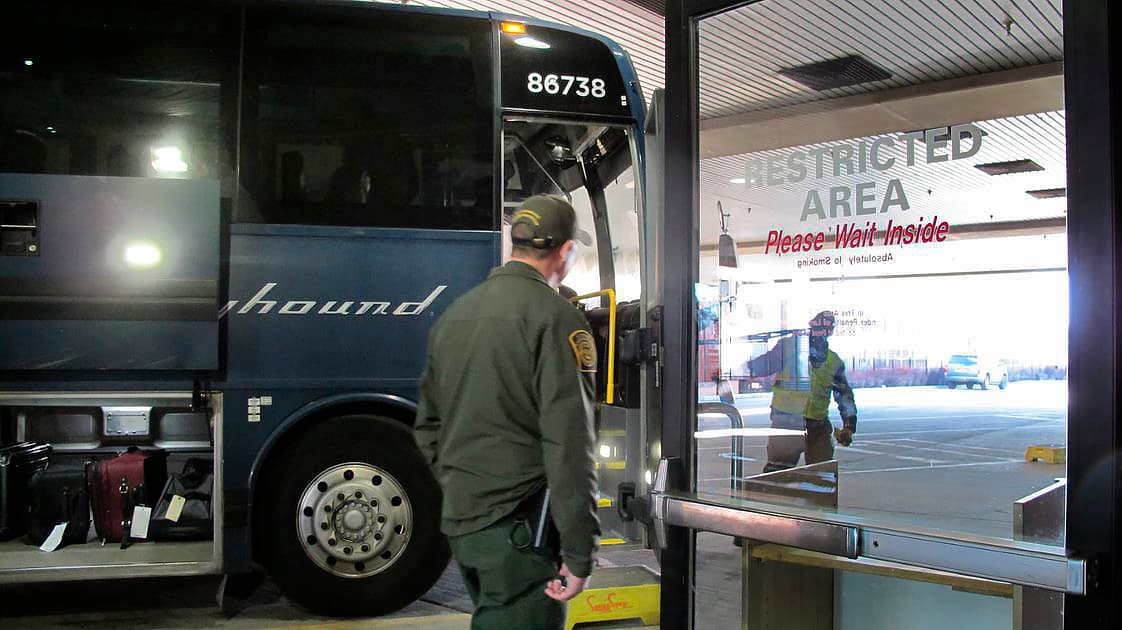 Greyhound no estaba obligada a permitir que agentes de inmigración subieran a sus autobuses
