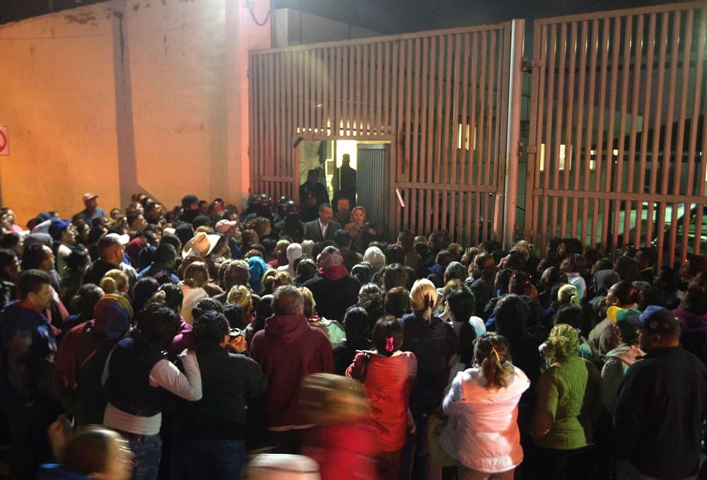 Decenas de personas se agolpan a la entrada del penal.