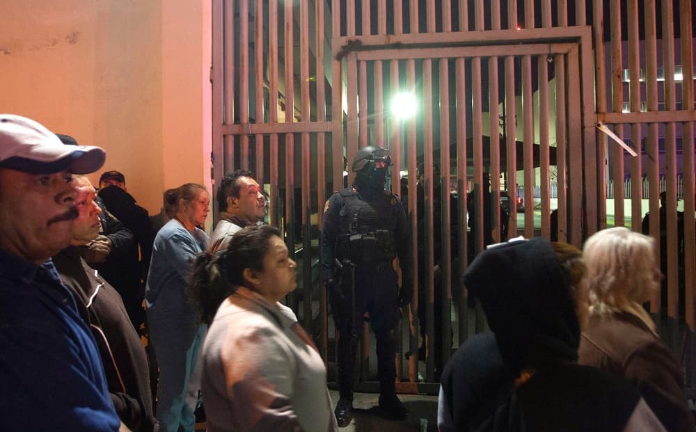 Familiares de los presos a las puertas del penal tras conocer las informaciones del motín.