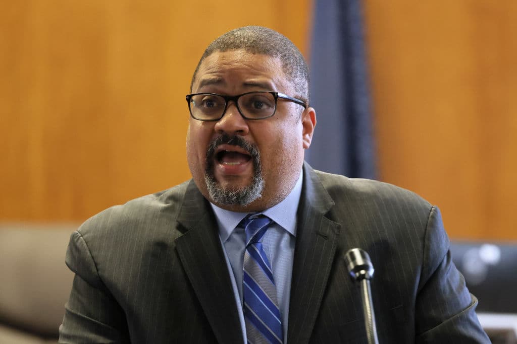 <b><a href="https://www.univision.com/noticias/politica/alvin-bragg-podria-ser-primer-fiscal-distrito-acusar-expresidente-eeuu">El fiscal del distrito de Manhattan Alvin L. Bragg</a></b> se mantiene firme frente a la retórica cada vez más hostil de Donald Trump, diciendo a su personal que la oficina no se dejará intimidar o disuadir a medida que se acerca una decisión sobre la acusación contra el expresidente. Bragg, demócrata de 49 años, llegó al cargo hace 15 meses en medio de lo que él llama una "tormenta perfecta" de aumento de la delincuencia y la presión política, junto con las luchas internas a las que se enfrentaba por la dirección de la investigación de Trump. Exfiscal federal educado en Harvard, fiscal general adjunto del estado y abogado de derechos civiles, Bragg llegó equipado con credenciales legales y de gestión, pero sin mucha experiencia navegando por la política de la ciudad de Nueva York.