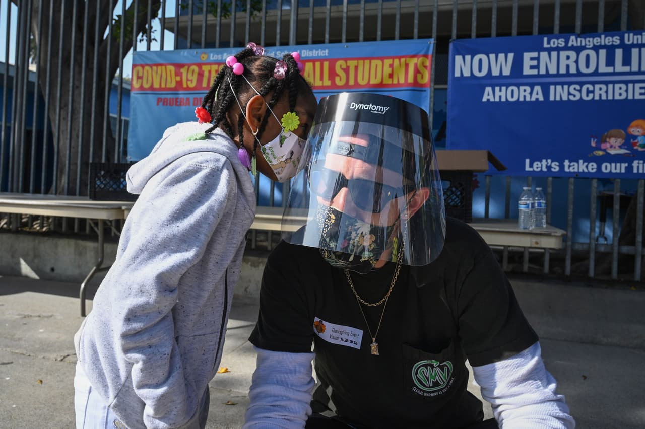 Sin embargo, 
<b>estas cifras "no incluyen a las personas que actualmente están hospitalizadas o aisladas en su hogar"</b>, dijo la directora de Servicios de Salud del condado, la doctora Christina Ghaly. "Este es el cálculo de las personas que están fuera de casa e infectando a otras. 
<b>Es posible que no sepan que están infectados.</b> Pueden saber que están infectados y no estar aislados. Pero están ahí afuera y están exponiendo a otras personas al virus".
