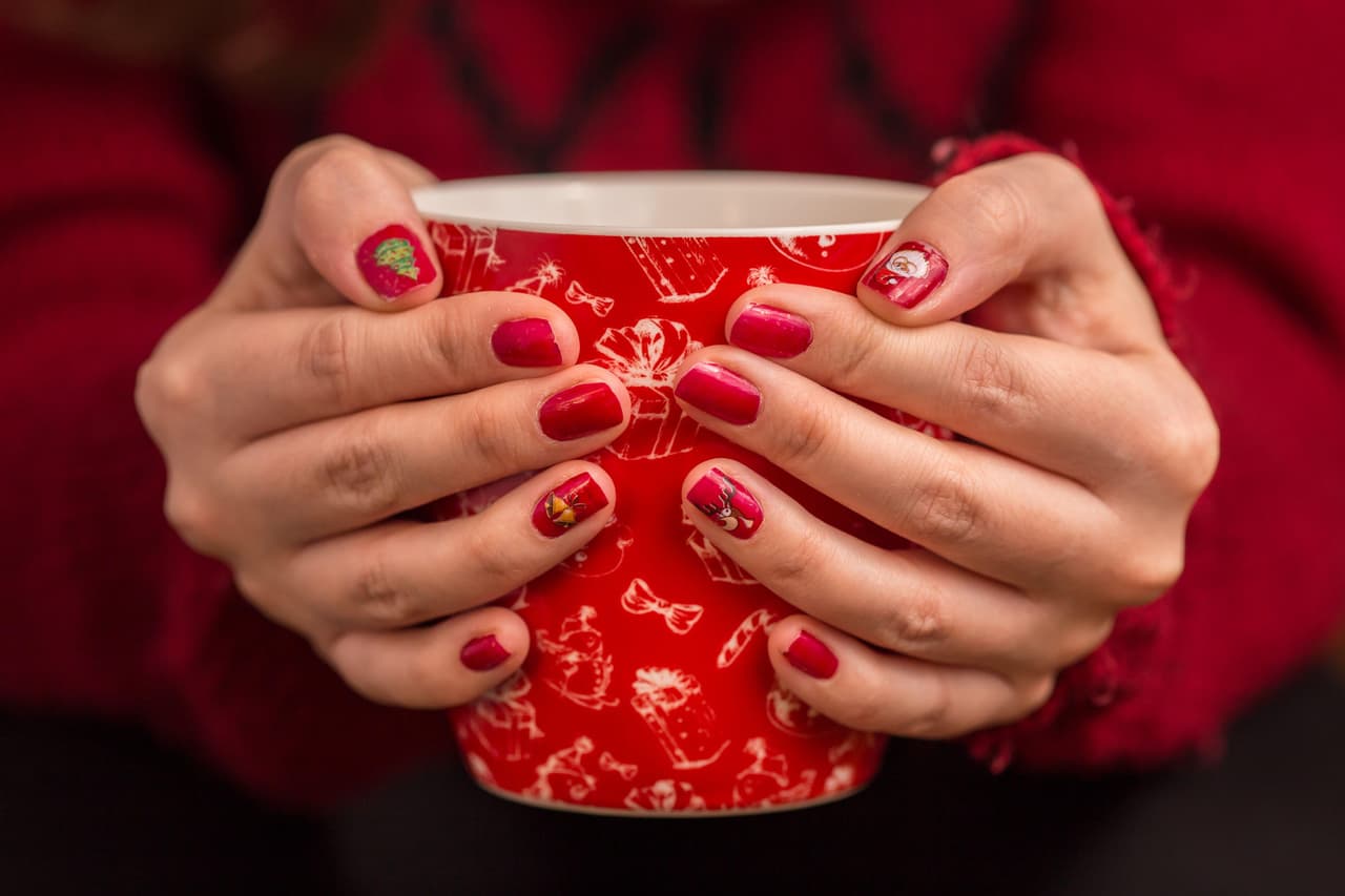 Diseño de uñas navideño
