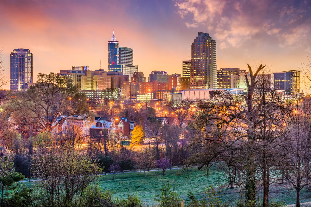 <b>Puesto 15: Raleigh, Carolina del Norte. 5 puntos. </b>Obtuvo la más baja puntuación en la demanda de desinfectante para manos (0.42 puntos). Pero en la categoría ‘recolección de basura’ obtuvo uno de los puntajes más altos (8.63).