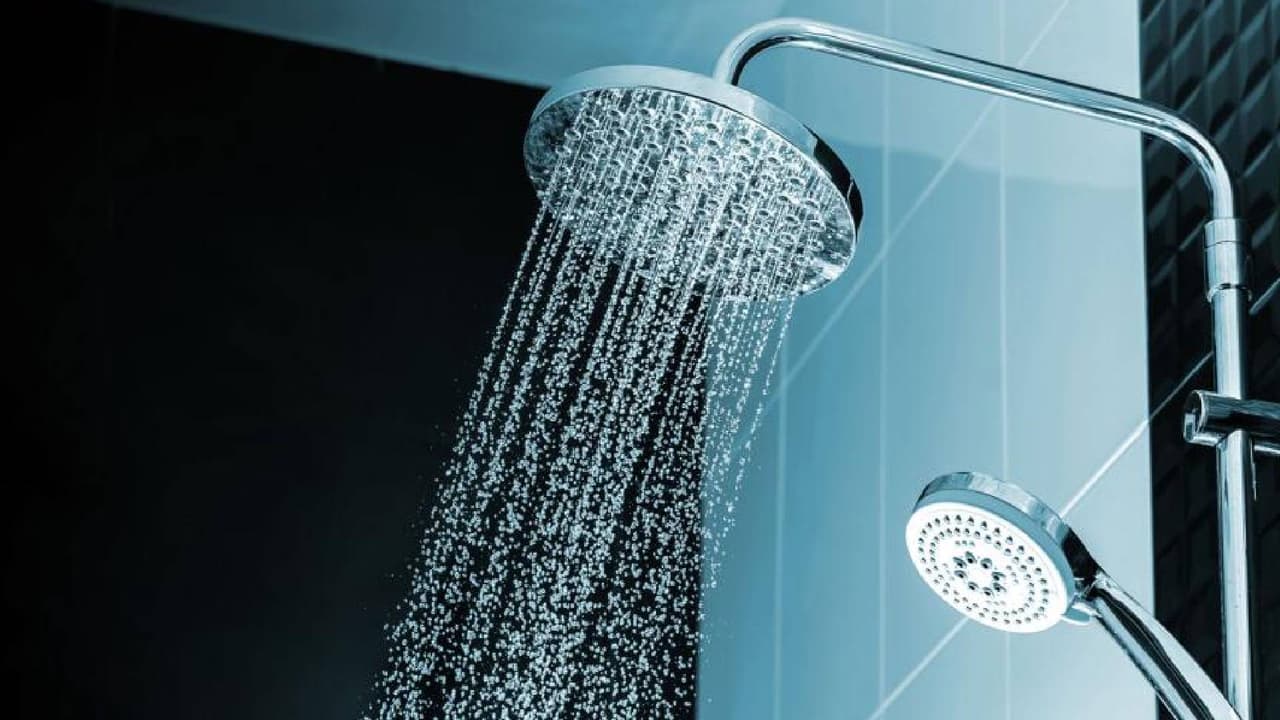 <b>Mantente fresco con un baño</b>
<br>Si comienzas a sentir demasiado calor al interior de tu casa, un baño frío te ayudará a refrescarte; utiliza sólo agua fría, sécate al aire y dejar tu cabello mojado, esto te ayudará a mantenerte fresco por más tiempo.