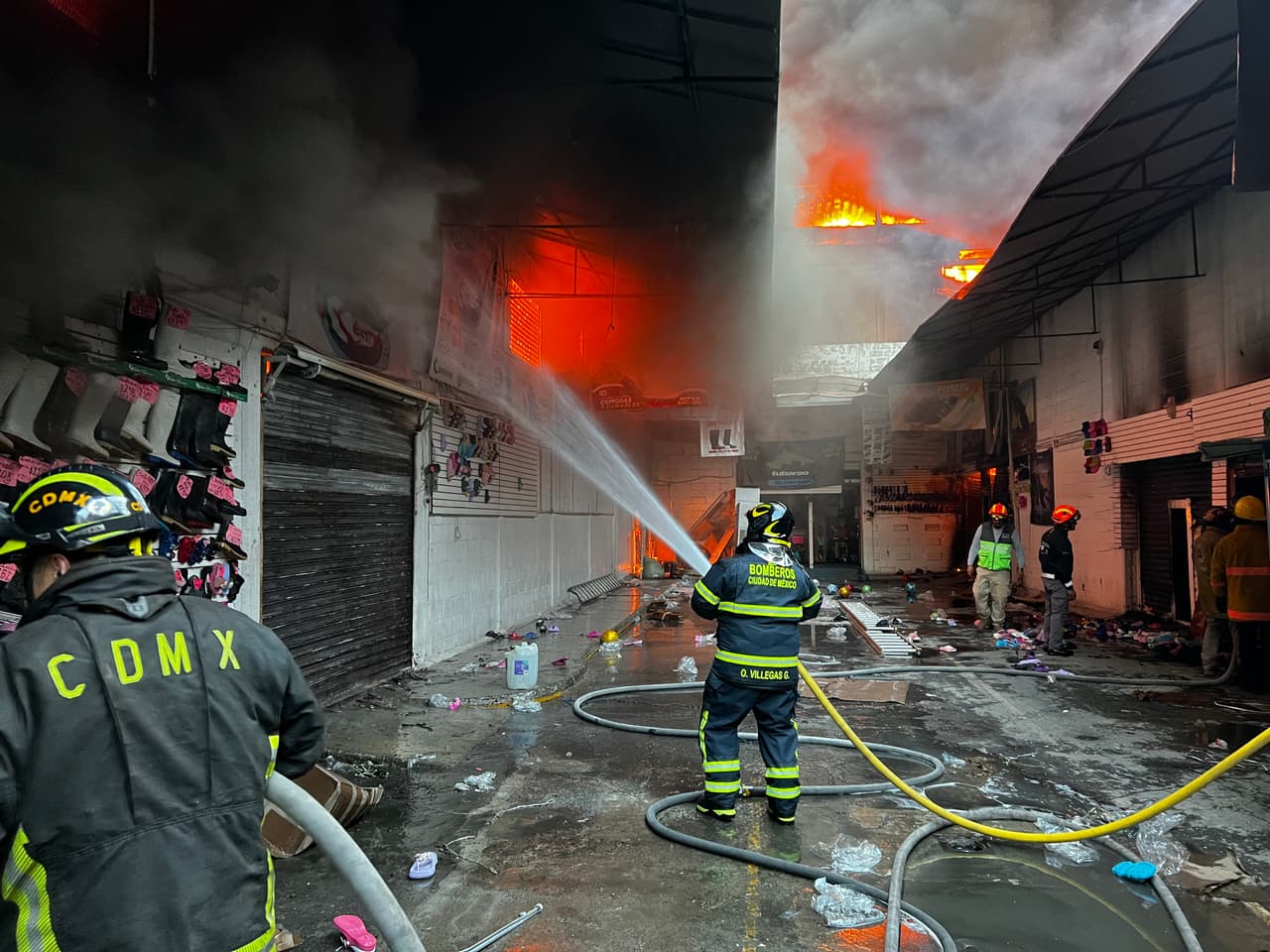 Destrozos, evacuaciones y bomberos intoxicados por un fuerte incendio en el centro de Ciudad de México