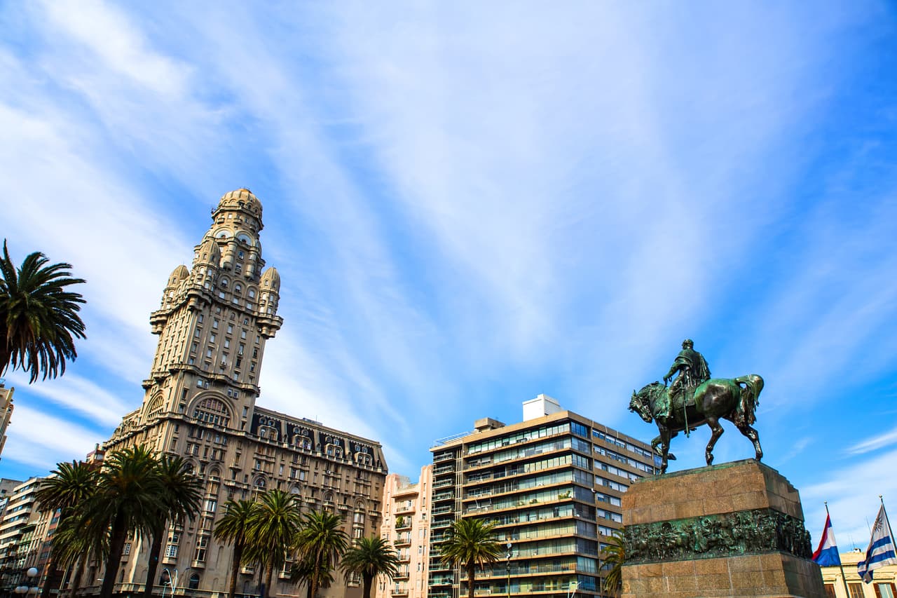 <b>América del Sur</b>
<br>
<br>
<b>País más feliz: Uruguay (7.1 puntos).</b>
<br>
<br>Es el país con la clase media más grande en todo el continente (60% de su población) y tiene una minúscula tasa de pobreza extrema (0.1%). La nación también ha logrado un acceso equitativo a los servicios básicos, desde la educación hasta la electricidad.
<br>
<br>La clasificación general de América del sur en el estudio es de 5.9 puntos. 
<br>