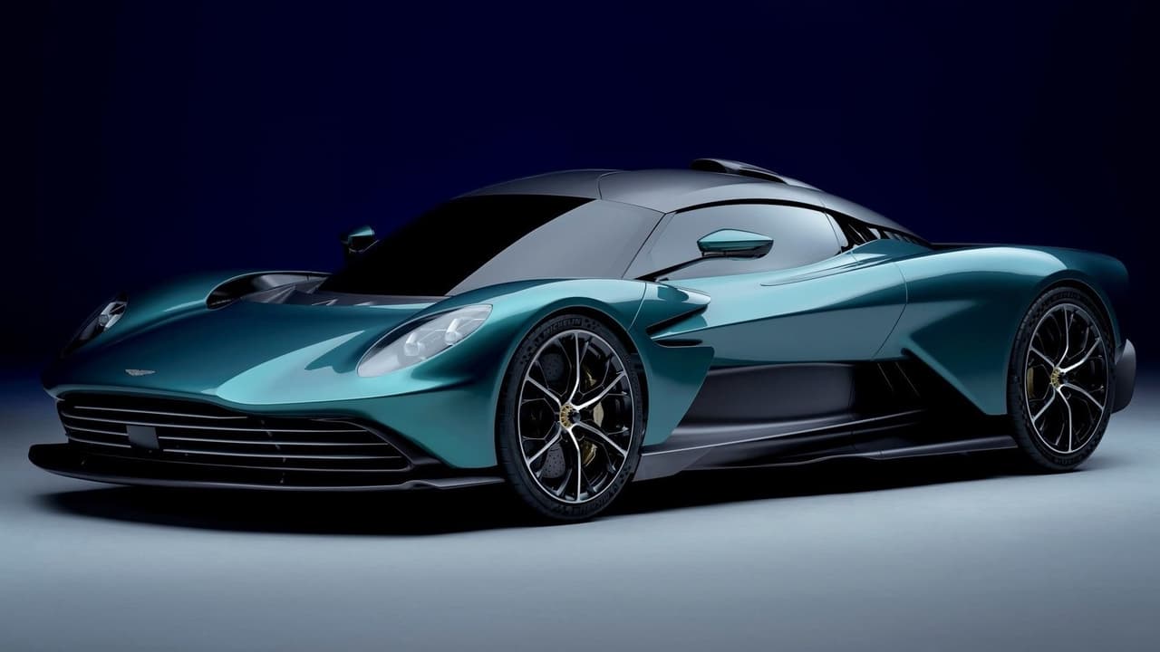 Tras una serie de retrasos, el 
<a href="https://www.univision.com/carros/marcas-de-carro/aston-martin" target="_blank">Aston Martin Valhalla </a>vuelve a la escena pública con importantes cambios en su estética y mecánica para su versión definitiva de producción.