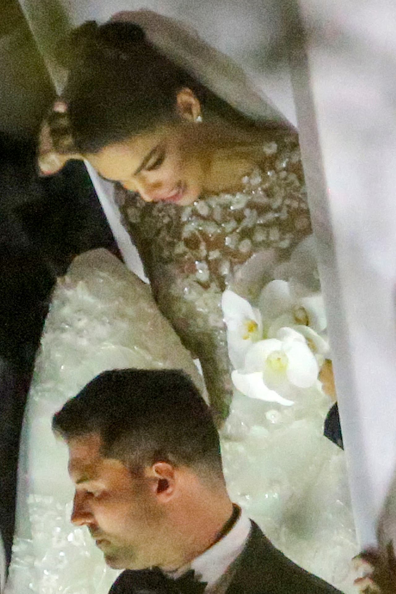 Para la ceremonia, Ferreira optó por un diseño en corte princesa, con delicados bordados florales en relieve.