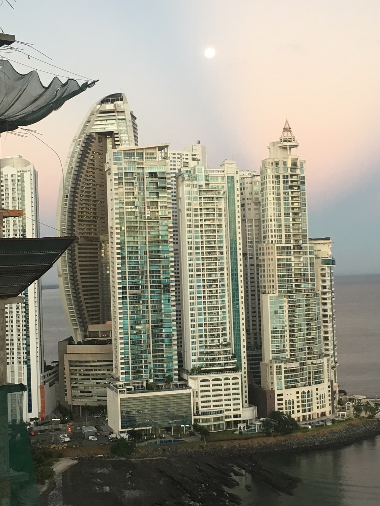 El Trump Ocean Club International Hotel & Tower fue diseñado por un arquitecto colombiano y construido por una firma de ingenieros alemana.