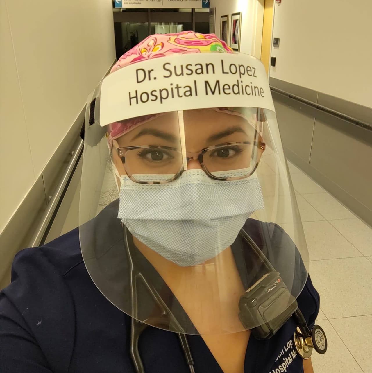 Ella es la doctora Susan López, quien es parte del equipo del Hospital Rush. Durante la pandemia ha trabajado muy duro para asegurarse que sus pacientes tengan información y cuidado en español. Mil gracias por tu gran labor.