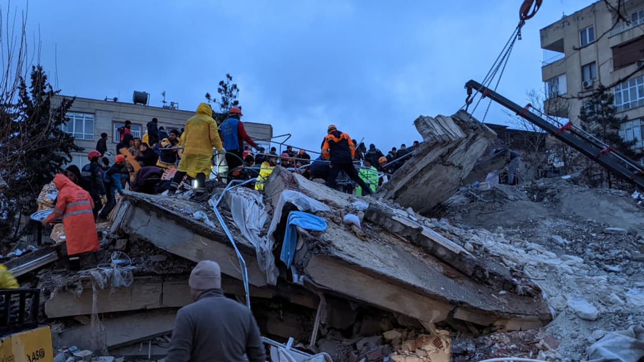VIDEO: Imágenes compartidas en redes sociales evidencian cómo se desplomaron los edificios y las personas corrieron desesperadas para ponerse a salvo en medio del terremoto de magnitud 7.8 que sacudió la frontera entre Turquía y Siria y que fue seguido por potentes réplicas.