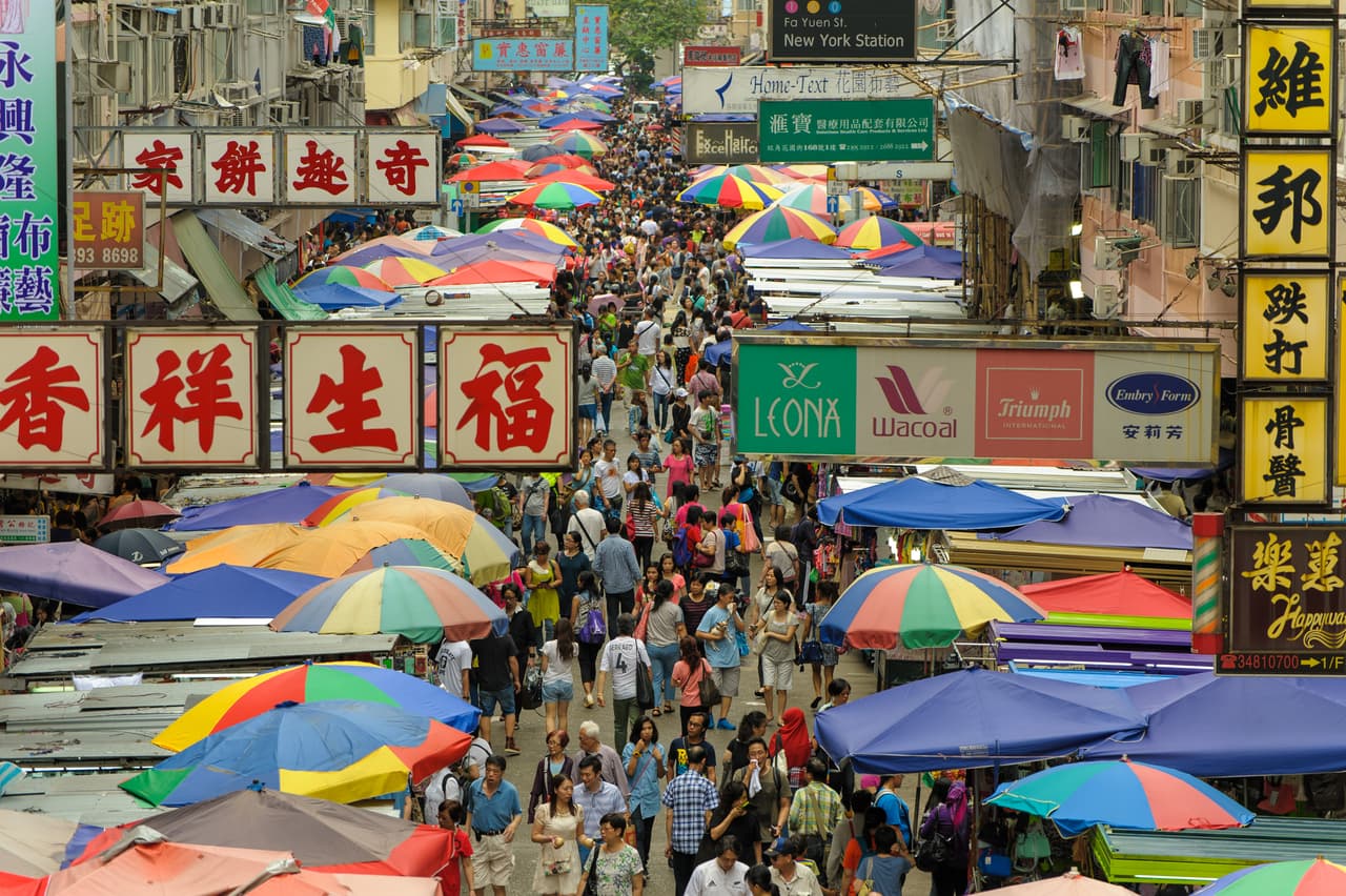 <b>Puesto 14. Hong Kong, Región Administrativa Especial de China. </b>
<br>
<br>Horas de sol: 
<b>1,836 al año.</b>
<br>
<br>Costo promedio de una botella de agua: 
<b>1.04 dólares.</b>
<br>
<br>Costo promedio de la membresía en un gimnasio: 
<b>80.17 dólares al mes.</b>
<br>
<br>Índice de contaminación: 
<b>67.46 puntos</b>.
<br>
<br>Porcentaje de obesidad (en el país): 
<b>6.20%</b>.
<br>
<br>Expectativa de vida (en el país): 
<b>75.40 años.</b>
<br>