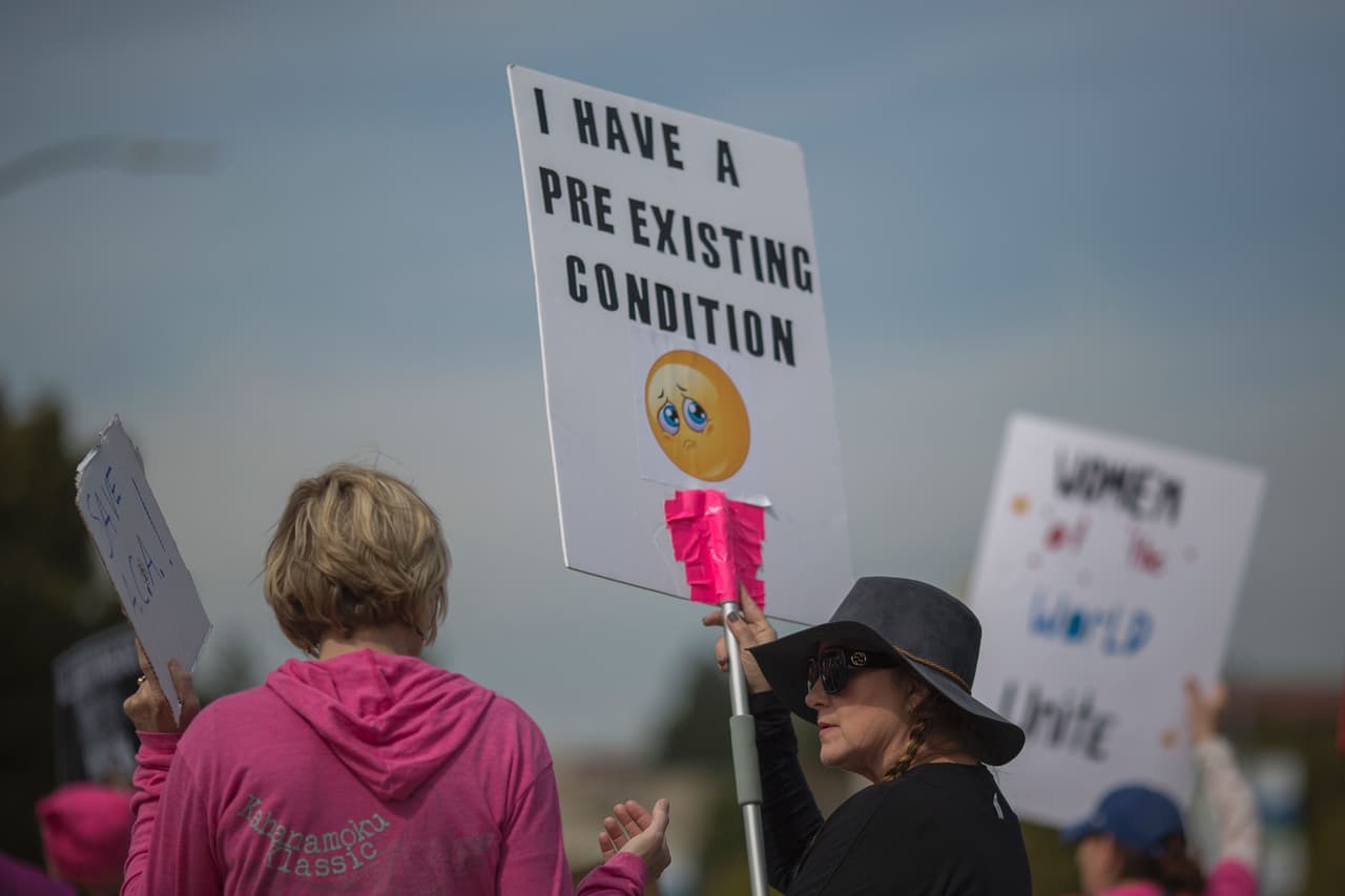 <b>"Tengo una enfermedad preexistente"</b>. Esta regla impuesta por Obamacare —que prohíbe a las aseguradoras rechazar a personas enfermas se mantendría bajo la propuesta de Trump, pero es precisamente lo que los republicanos más conservadores del 
<a href="http://www.univision.com/noticias/politica/que-es-el-freedom-caucus-y-por-que-no-quiere-ayudar-a-trump-a-derogar-obamacare">Freedom Caucus</a> rechazan.