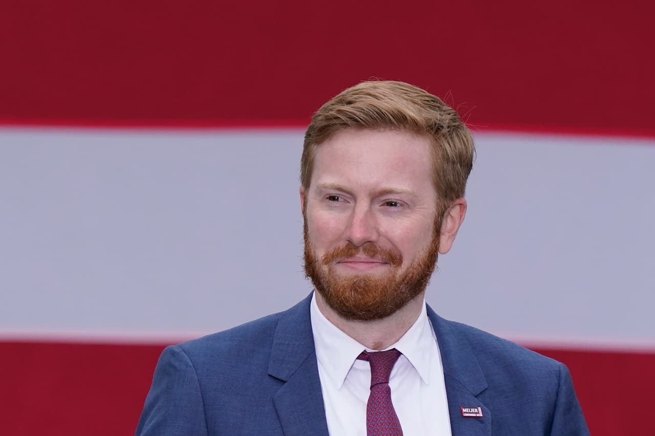 <b>Peter Meijer (Michigan). Perdió. </b>Este joven republicano de Michigan, que estaba en su primer periodo en el Congreso, perdió frente al candidato apoyado por Trump, John Gibbs, quien también es un teórico de la conspiración que niega el resultado de las elecciones de 2020. 
<br>
<br>Meijer obtuvo el 48,3% de los votos frente al 51,7% de Gibbs. Meijer dijo que estaba "orgulloso de haber permanecido fiel" a sus principios, incluso cuando hacerlo tuvo el precio político que tuvo para él.
<br>
<br>El escaño de Meijer era el que ocupaba 
<a href="https://www.univision.com/noticias/politica/justin-amash-el-republicano-que-apoya-el-juicio-politico-a-trump-abandona-el-partido-republicano">Justin Amash, un republicano que abandonó el partido en medio de fuertes críticas al expresidente Trump.</a>