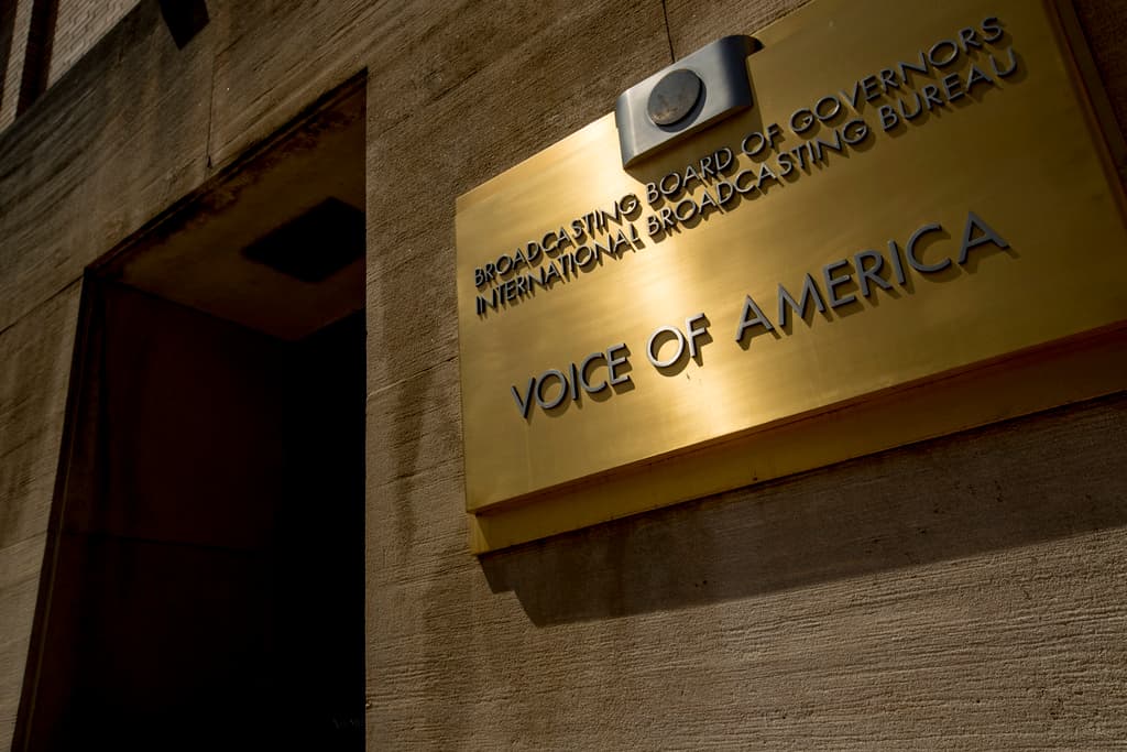 Cómo al silenciar la Voz de América y Radio Martí Trump favorece a regímenes autoritarios de China, Rusia, Cuba o Venezuela