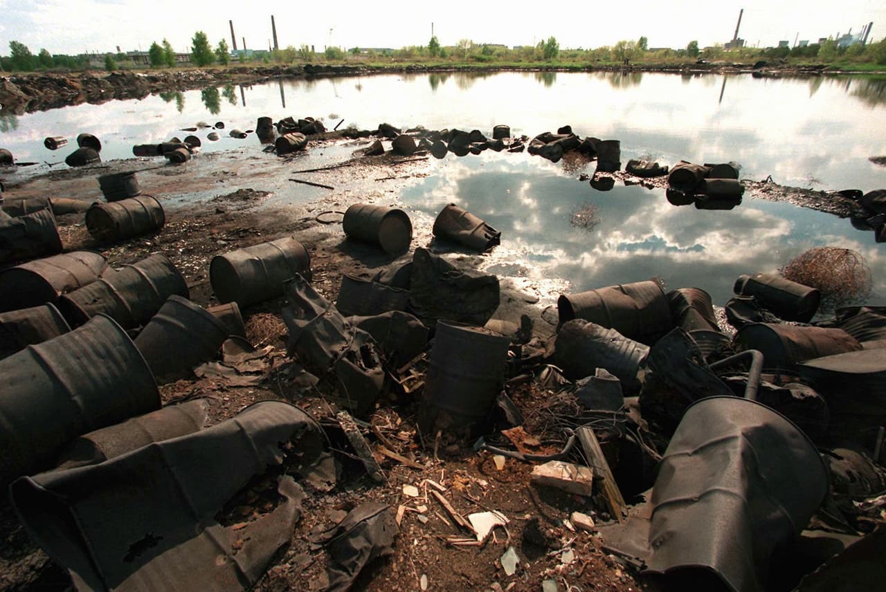 <b>Dzerzhinsk, Rusia.</b> Esta ciudad, ubicada a unas 250 millas de Moscú, era considerada la capital de la industria química en el esplendor de la Unión Soviética. En medio siglo se arrojaron más de 300,000 toneladas de desechos químicos y los niveles de dióxido de carbono en atmósfera del área es varias veces mayor a los índices normales de cualquier ciudad industrializada de Europa. En la fotografía, un lago contaminado en Dzerzhinsk, considerado por la organización ecologista Greenpeace como el lago con las aguas más venenosas del mundo.