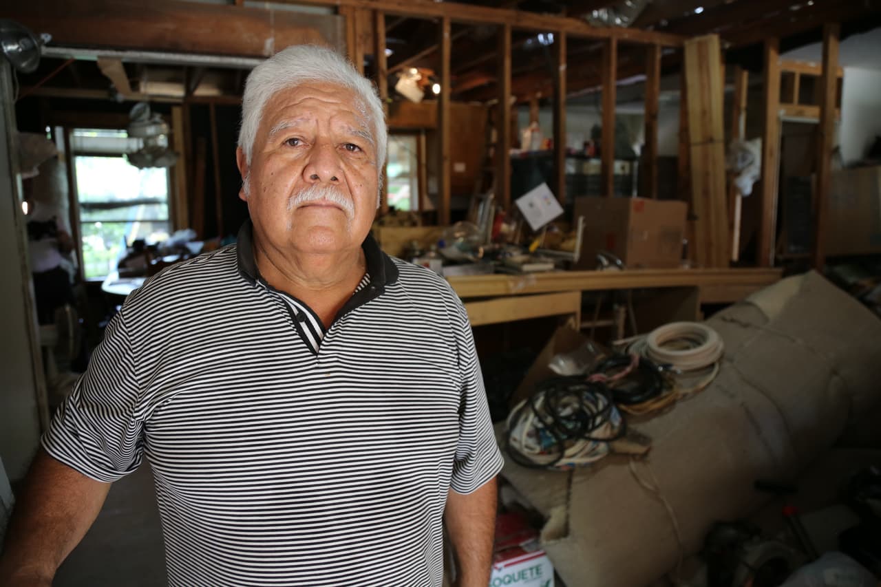 Así luce el interior de la vivienda de Guadalupe Rivier. Él y su esposa viven en la casa, aunque solo hay dos cuartos que están habitables.