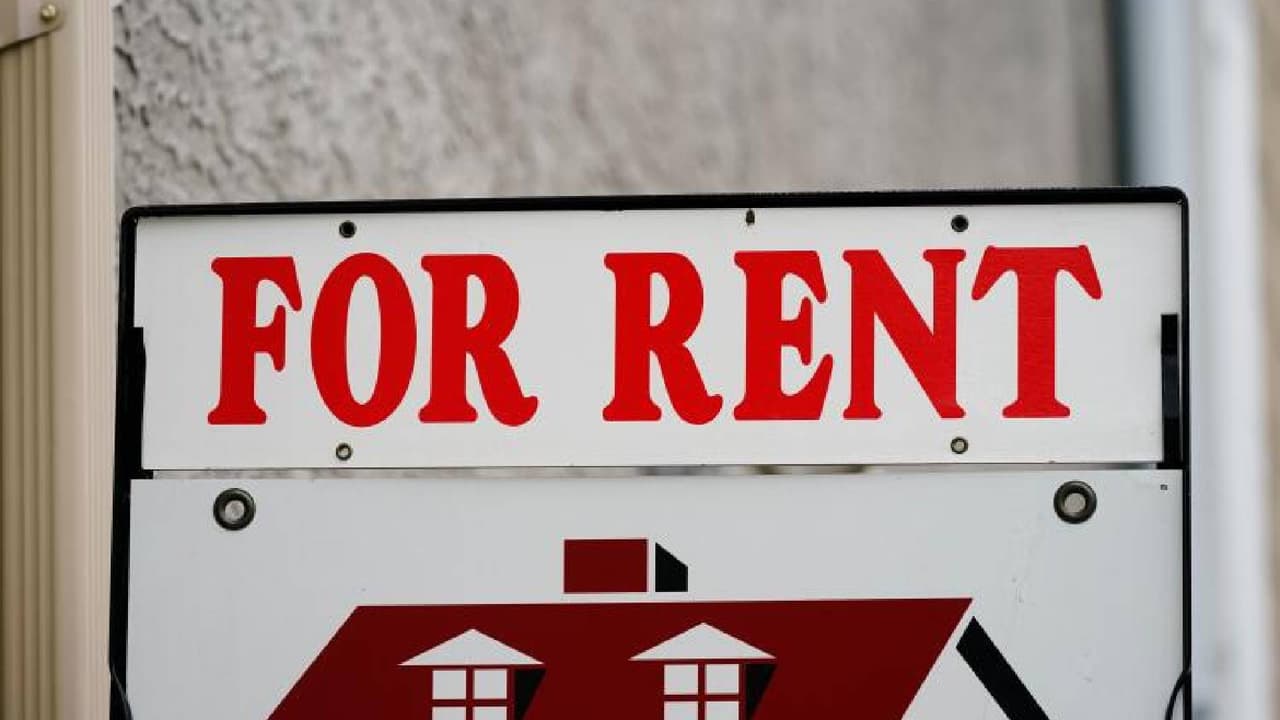 La PHA
<b> paga un subsidio de vivienda directamente al propietario</b> en nombre de la familia participante. Luego, la familia paga la diferencia entre el alquiler real cobrado por el propietario y el monto subsidiado por el programa.