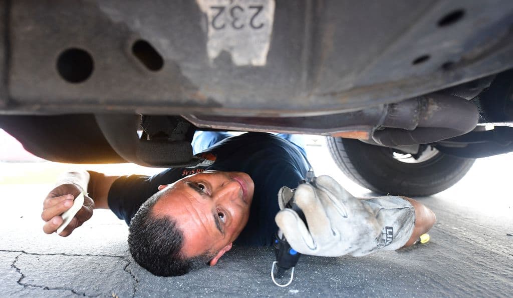 Pero los gastos que dejan en los dueños de estos autos, son mayores: 
<b>reponer un convertidor catalítico puede costar hasta $2,000</b>, y su reparación podría dejarlos sin su medio de transporte desde varias horas hasta varios días.