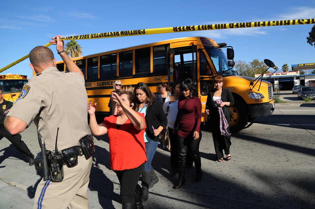 Las autoridades utilizaron autobuses escolares para evacuar a los empleados y visitantes del centro que no sufrieron lesiones.