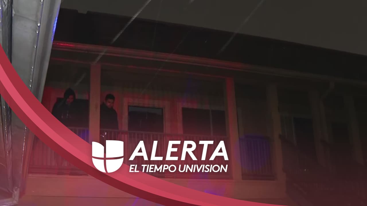 De acuerdo con las autoridades, el techo de una de las unidades de un complejo de apartamentos en Hurst, condado de Tarrant, se cayó debido al mal tiempo que se vivió durante este jueves. Decenas de familias se preparan para ser reubicadas y pasar la noche, pues los fuertes vientos también causaron estragos en el tendido eléctrico de la unidad y hasta el momento, dejan muchos apartamentos inhabitables.