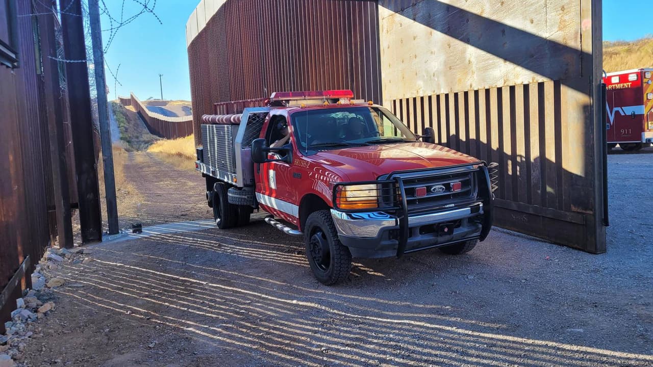 Bomberos de Nogales participaron en el rescate de la migrante, lanzada desde la valla fronteriza por traficantes de personas.