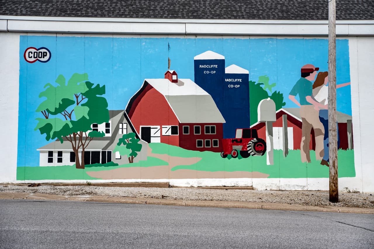 En Radcliffe, Iowa, hay un mural justo al norte de la cooperativa de agricultores que muestra a un hombre y una mujer frente a una idílica granja, típicas de las ciudades pequeña de EEUU. La realidad actual es que algunas de estas ciudades se están desvaneciendo.