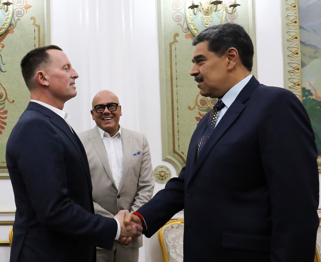 Trump envía a un negociador a Venezuela, pese a que prometió en campaña "mano dura" y no reconocer a Maduro