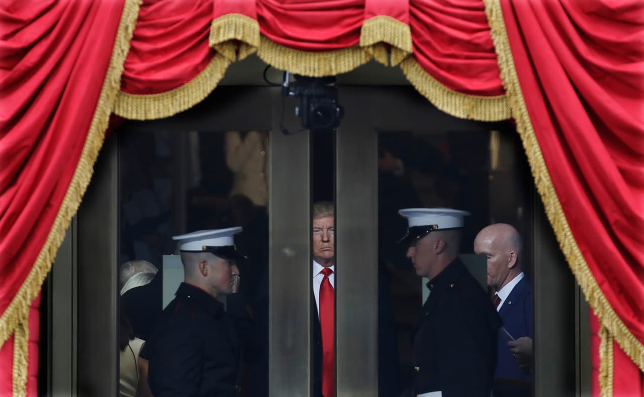 <b>Entrando a la presidencia.</b> El nuevo presidente de los EEUU espera su momento para cruzar la puerta hacia el evento de toma de posesión de su gobierno en el Capitolio. 20 de enero de 2017.