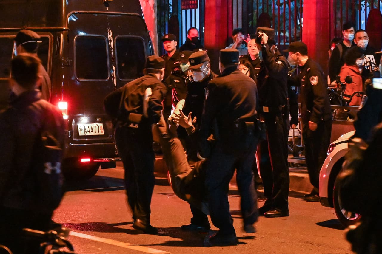 Dos personas fueron detenidas el lunes en un sitio de Shanghai donde se realizaron las protestas del fin de semana, observó un periodista de AFP. Un policía dijo el motivo del arresto fue "porque no obedeció nuestras disposiciones". Previamente un reportero de la BBC, Ed Lawrence, fue “atacado” por varios agentes del cuerpo policial local, arrestado y esposado mientras cubría las protestas en Shanghai". Estuvo retenido durante varias horas antes de ser liberado. 
<br>