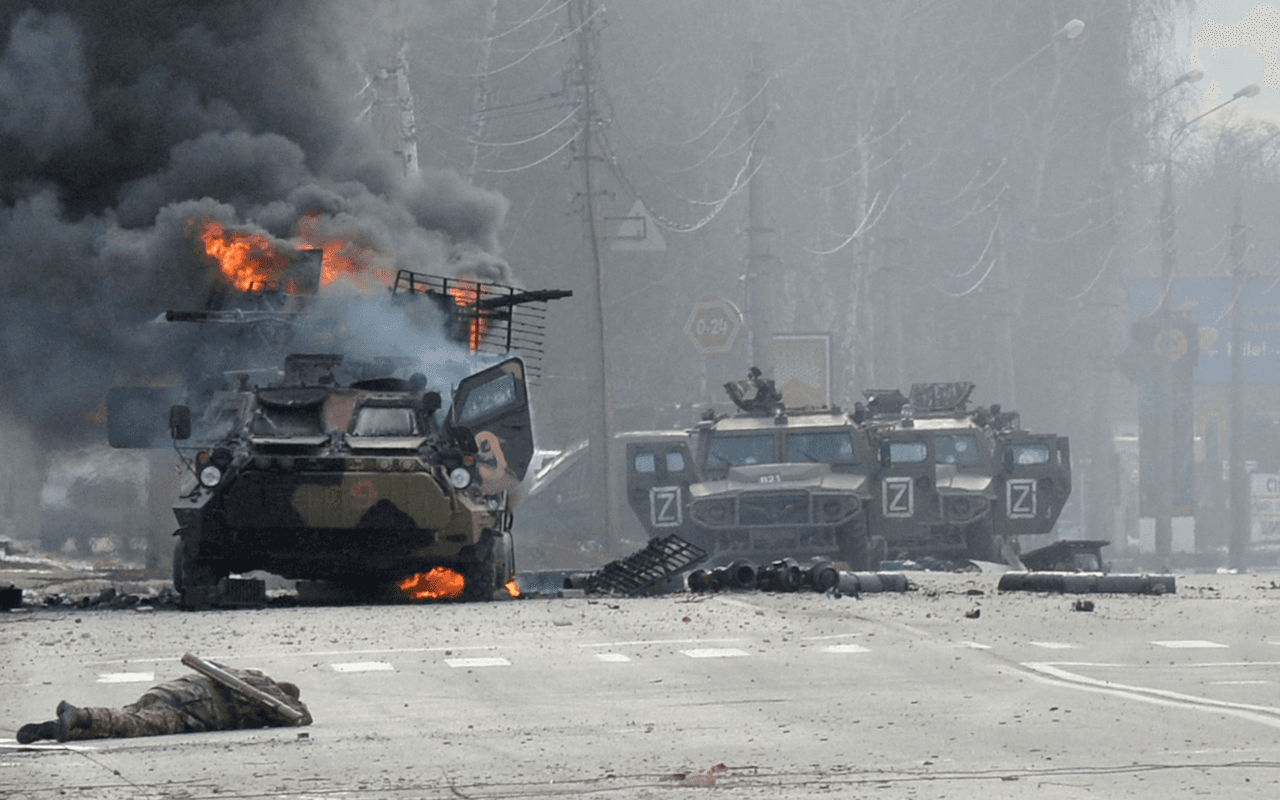 También hay quienes indican que estos símbolos 
<b>se usan para evitar confundir vehículos de ‘fuego amigo’.</b> Rusia está invadiendo un país que tiene mucho de su arsenal y vehículos militares con orígenes rusos o similares. A veces aparece enmarcada dentro de rectángulos o triángulos.
<br>
<br>Un vehículo blindado ruso, con las letras "Z" enmarcadas en un cuadrado ardiendo junto al cuerpo de un soldado tras una pelea con las fuerzas armadas ucranianas. 
<br>