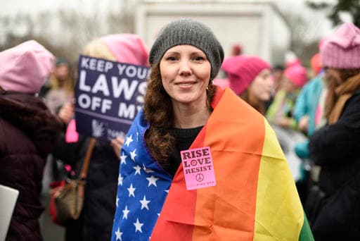 Mujer tiene sobre sus hombros la bandera LGTBI y, al mismo tiempo, la de los EEUU. 
<br>
<br>Foto: GettyImages