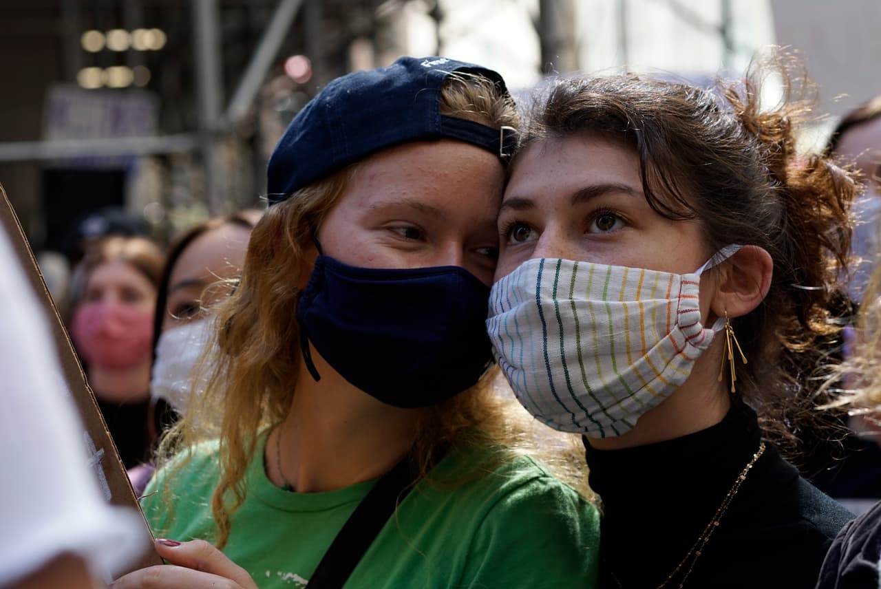 Muchas de las presentes eran mujeres jóvenes. Los organizadores llamaron a portar mascarillas y seguir las reglas de distanciamiento social, destacó un reporte de la agencia AP.
